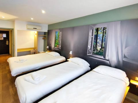 Triple Room | Desk, free WiFi, bed sheets