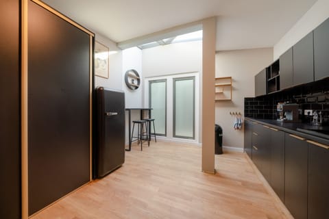 Deluxe Apartment | Private kitchen | Fridge, oven, stovetop, coffee/tea maker