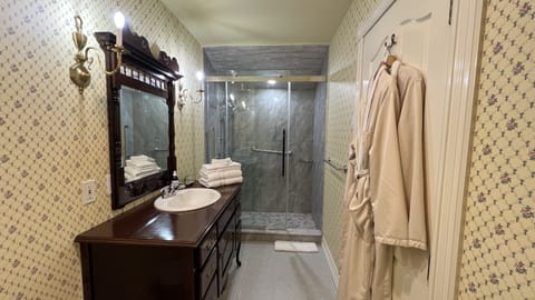 Traditional Room, 1 King Bed | Bathroom | Free toiletries, hair dryer, bathrobes, towels