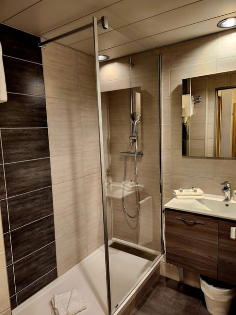 Comfort Double Room | Bathroom | Combined shower/tub, hair dryer, towels