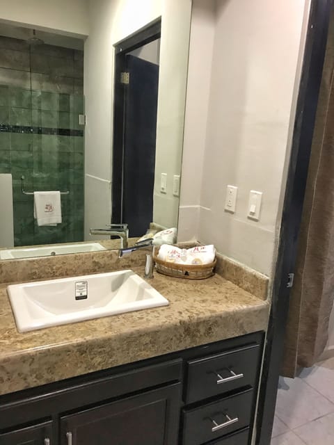 Executive Room, 1 Bedroom | Bathroom | Bathtub, free toiletries, towels, soap