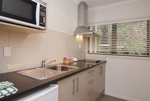 Garden Studio | Private kitchenette | Fridge, microwave, stovetop, coffee/tea maker