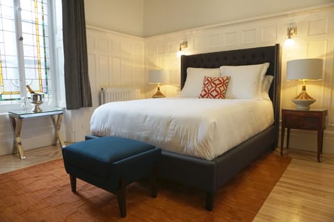 Standard Room, 1 Queen Bed | Premium bedding, individually decorated, individually furnished, desk