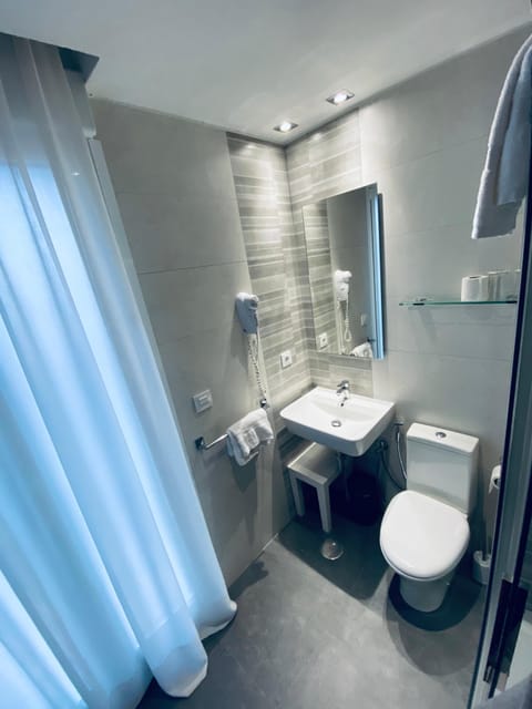 Panoramic Double Room | Bathroom | Shower, free toiletries, hair dryer, towels