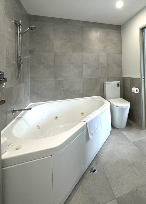 Executive Queen Spa Room | Bathroom | Jetted tub, free toiletries, hair dryer, towels