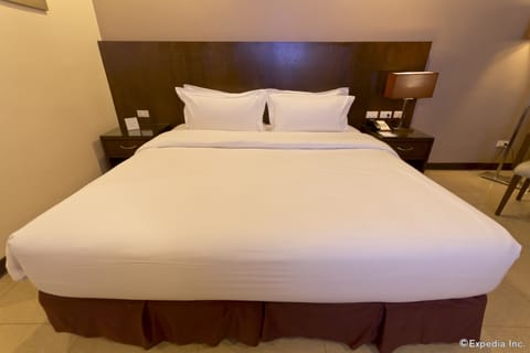 Deluxe (1 King Bed) | In-room safe, desk, free WiFi