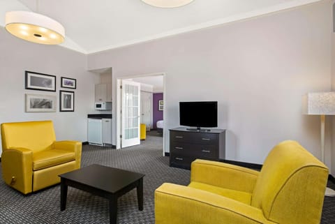 Deluxe Suite, 1 Bedroom, Non Smoking | Premium bedding, desk, iron/ironing board, free cribs/infant beds