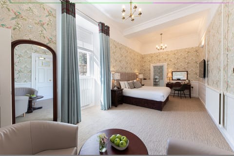 Classic Double or Twin Room | Pillowtop beds, desk, iron/ironing board, free WiFi