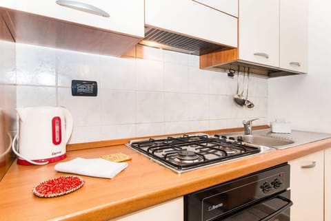 Apartment, 1 Bedroom | Private kitchen | Full-size fridge, microwave, oven