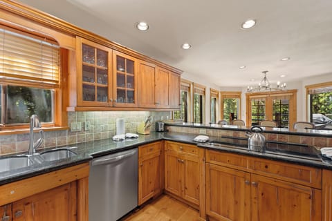 House (6 Bedrooms) | Exterior