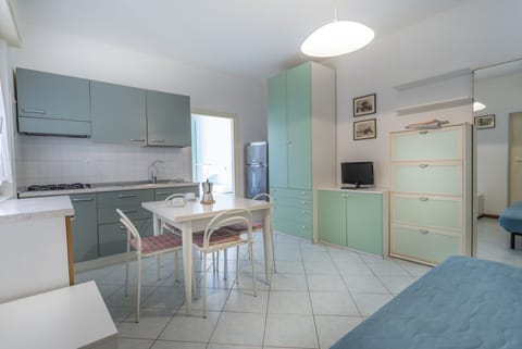 Apartment, 1 Bedroom | Private kitchen | Stovetop, cookware/dishes/utensils