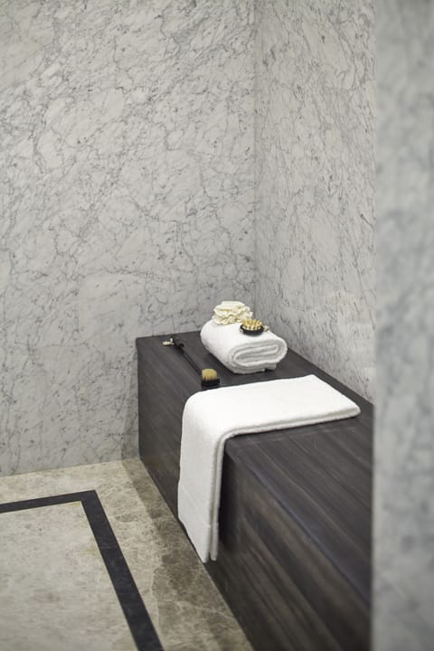 Palace Suite | Bathroom | Separate tub and shower, deep soaking tub, rainfall showerhead