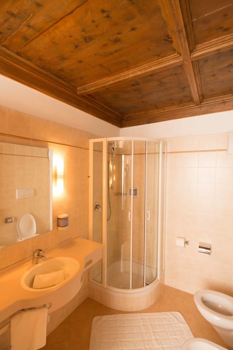 Classic Double Room | Bathroom | Combined shower/tub, hair dryer, bathrobes, slippers