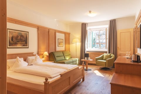 Junior Studio Suite, Non Smoking | Hypo-allergenic bedding, minibar, in-room safe, laptop workspace