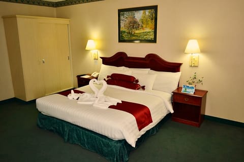 Deluxe Room, 1 King Bed | Minibar, in-room safe, desk, soundproofing