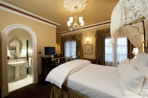 Classic Room, 1 Queen Bed | Premium bedding, in-room safe, individually decorated