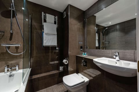 Combined shower/tub, hair dryer, towels