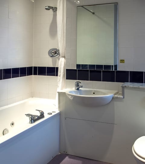 Combined shower/tub, free toiletries, hair dryer, towels