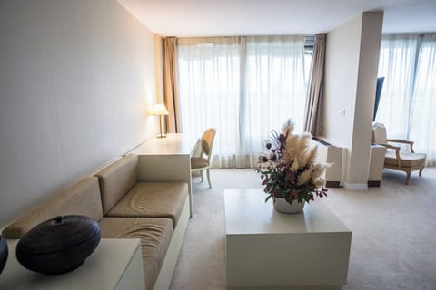 Suite Junior avec pdj et avec accès Spa 2H | Living area | TV, table tennis