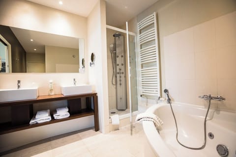 Suite Junior avec pdj et avec accès Spa 2H | Bathroom | Combined shower/tub, free toiletries, hair dryer, slippers