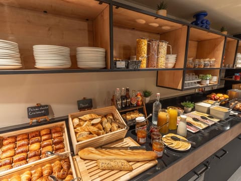 Daily continental breakfast (EUR 12 per person)