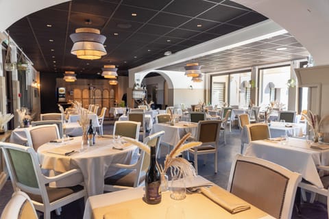 Breakfast, lunch, dinner served; pool views