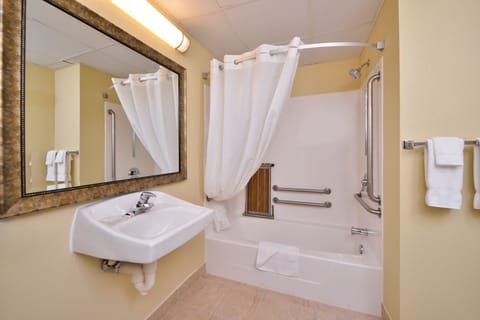 Combined shower/tub, free toiletries, hair dryer, towels