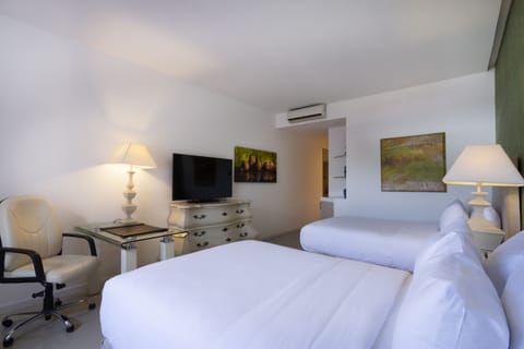 Premium bedding, in-room safe, individually decorated