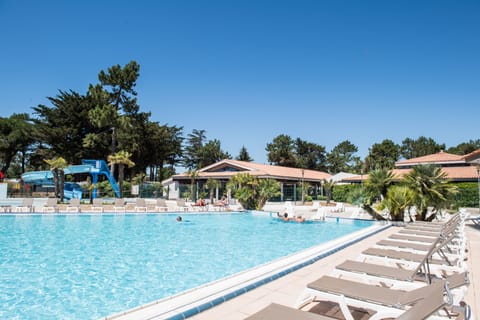 Seasonal outdoor pool, sun loungers