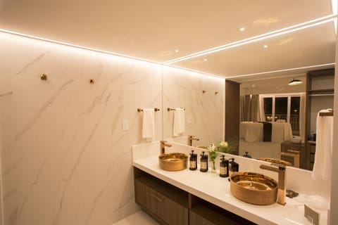 Suíte Presidencial | Bathroom | Shower, free toiletries, hair dryer, bathrobes