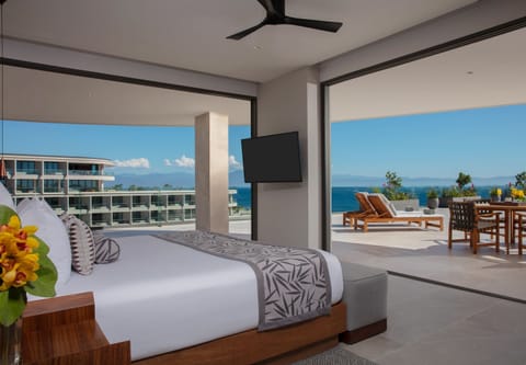 Preferred club Presidential Suite Ocean View | Hypo-allergenic bedding, free minibar, in-room safe, blackout drapes