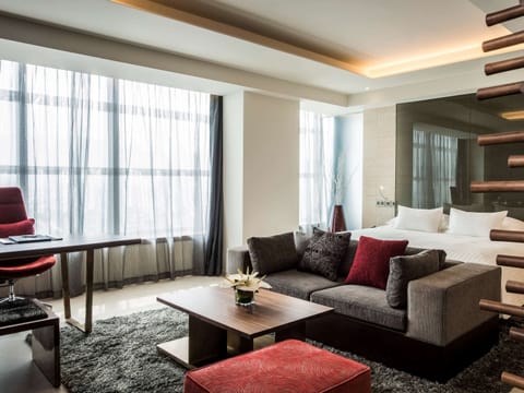 Signature Suite (Pullman) | Free minibar items, in-room safe, desk, free cribs/infant beds