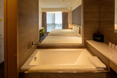 Deluxe Triple Room | Bathroom | Hair dryer, slippers, towels, shampoo