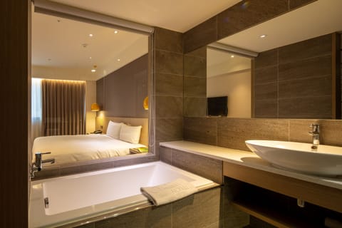 Deluxe Double Room | Bathroom | Hair dryer, slippers, towels, shampoo