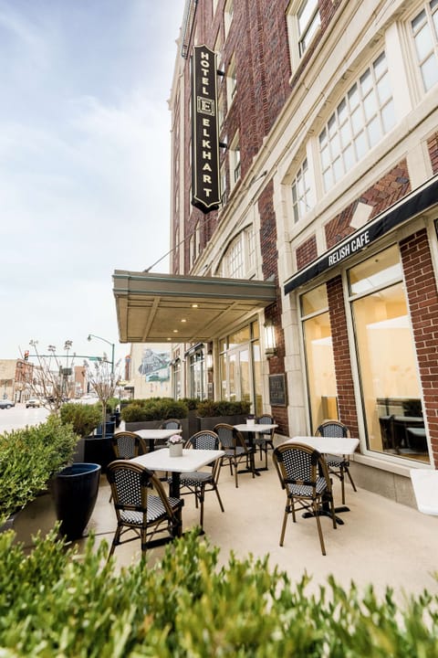 3 restaurants; breakfast, dinner, and brunch served