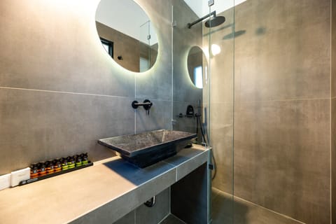 Superior Room, Sea View | Bathroom | Shower, designer toiletries, hair dryer, bathrobes