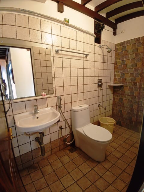 Budget Single Room | Bathroom | Shower, free toiletries, towels