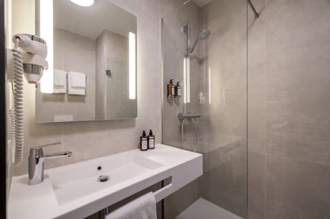 Superior Double Room | Bathroom | Shower, rainfall showerhead, hair dryer, towels