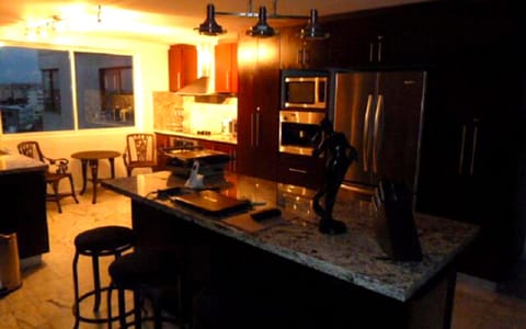 Deluxe Apartment | Private kitchen | Oven