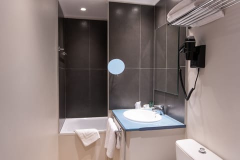 Double Room, Terrace | Bathroom | Hair dryer, towels