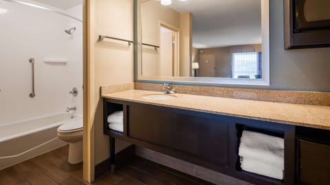 Combined shower/tub, deep soaking tub, free toiletries, hair dryer