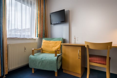 Standard Apartment, 1 Twin Bed | Hypo-allergenic bedding, in-room safe, iron/ironing board, free WiFi