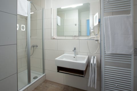 Double Room | Bathroom | Shower, hair dryer, slippers, heated floors