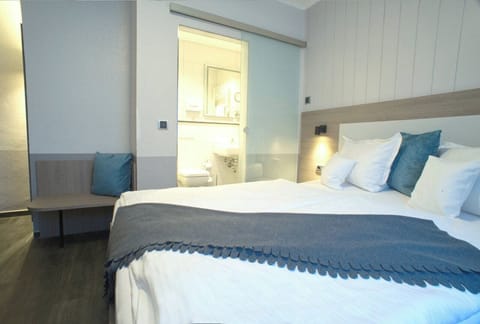 Classic Double Room | In-room safe, desk, soundproofing, free WiFi