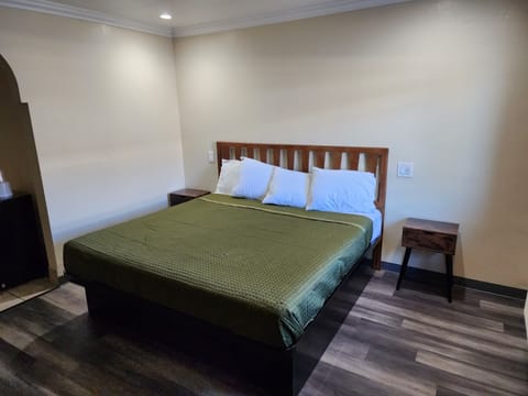 Deluxe Room, 1 King Bed, Non Smoking | Bathroom | Combined shower/tub, free toiletries, towels