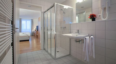 Standard Twin Room | Bathroom | Free toiletries, hair dryer, towels