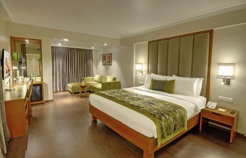 Executive Studio Suite | Premium bedding, minibar, in-room safe, desk