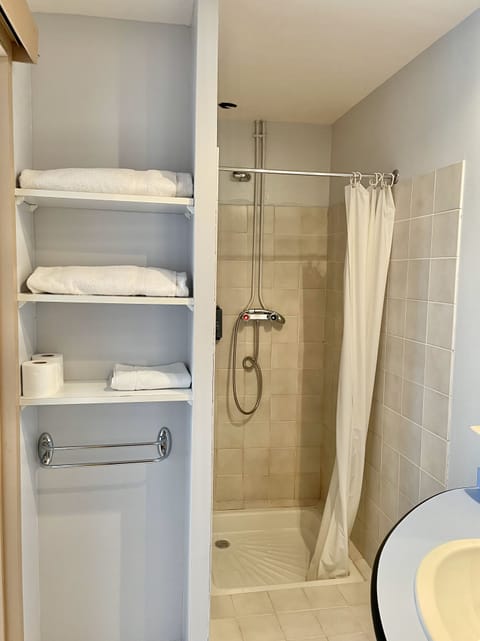 Classic Room | Bathroom | Shower, rainfall showerhead, free toiletries, towels