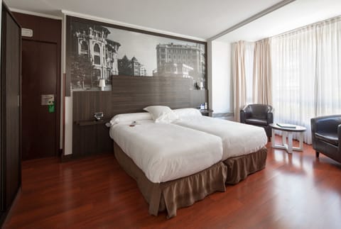 Twin Room | Premium bedding, minibar, in-room safe, desk