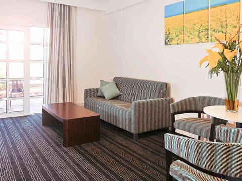 Executive Suite, 1 King Bed | In-room safe, desk, blackout drapes, iron/ironing board